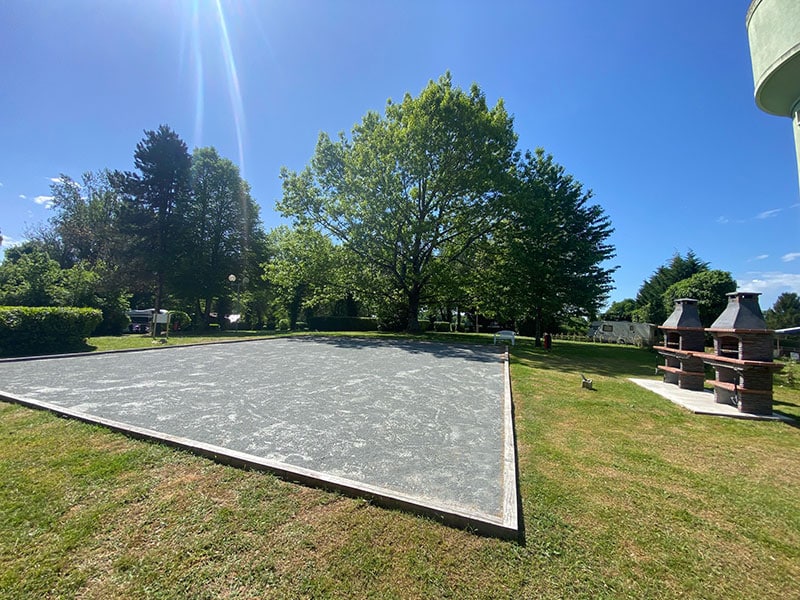 Terrain de pétanque et barbecues